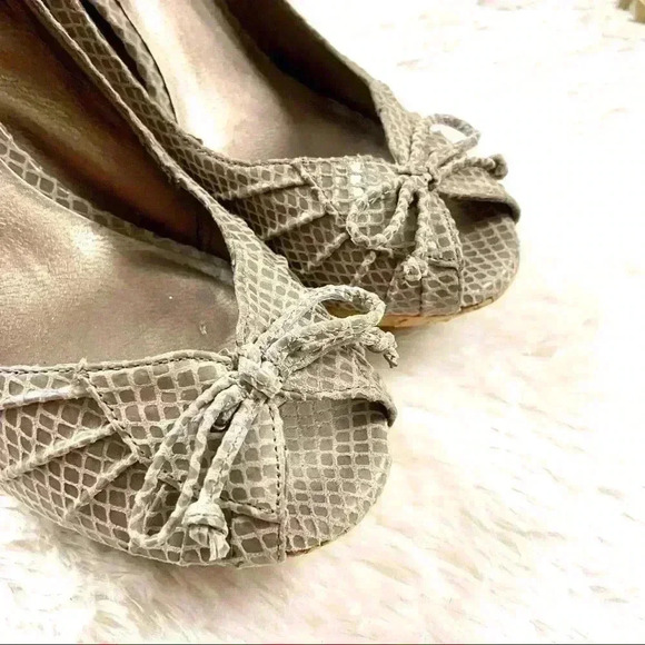 Moda Gray Snakeskin Peep Toe Gold Lined Platform Wooden Heels Size 9M - Picture 5 of 10